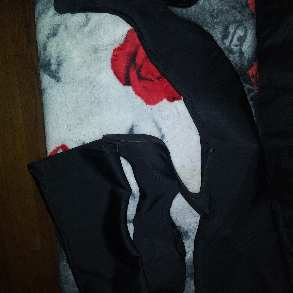 Womans zip up heeled black boots